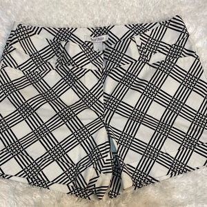 WhiteHouse-Black Market 6 women’s Cuffed Shorts Black White geometric New w/Tags
